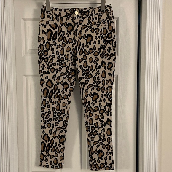 Chico's Pants - Chico’s ankle zip front NWOT 00=2/4
Leopard print stretch pants.Soft, Never worn
